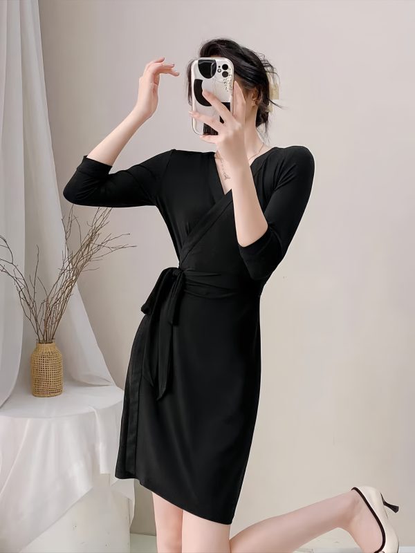 A23007C – Collarless Black Short Wrap Dress - 图片 3