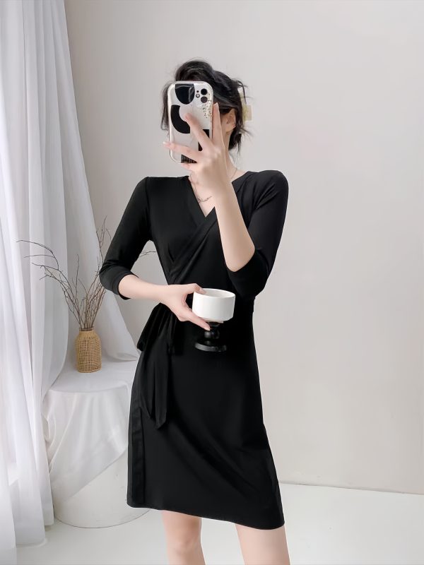 A23007C – Collarless Black Short Wrap Dress - 图片 4